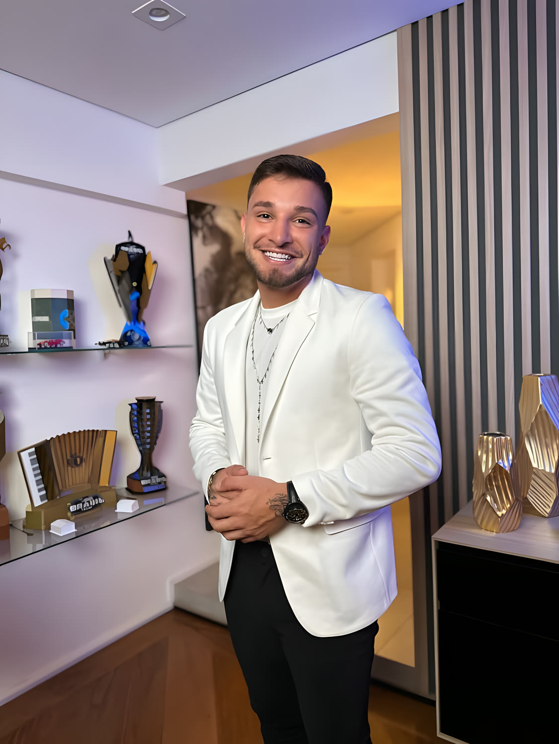 MC Gui de blazer branco na sala de troféus