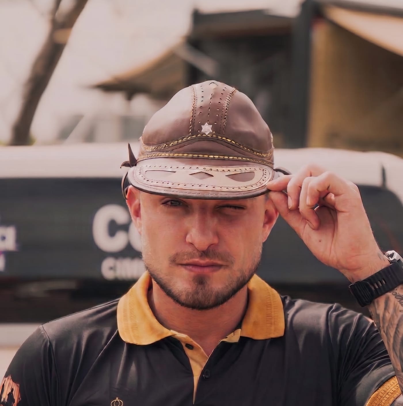 MC Gui de chapéu de couro de vaqueiro, camisa preta com gola dourada